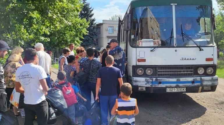 Мешканців Торецької громади закликають евакуюватися. Які є варіанти