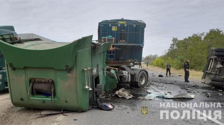 На трасі Одеса-Рені зіткнулися вантажівка та мікроавтобус: обидва водії загинули