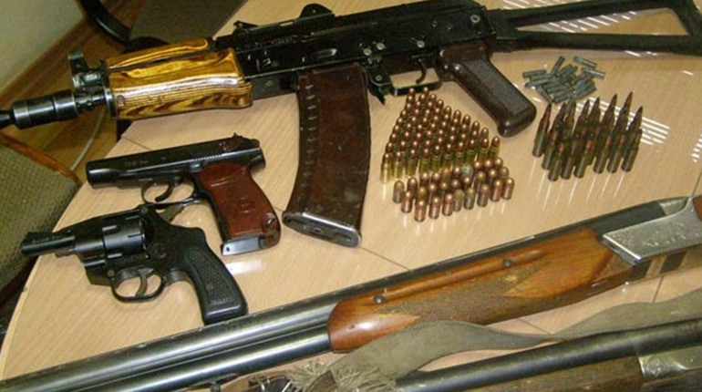 Лозівська прокуратура підозрює двох чоловіків у незаконному зберіганні зброї. Який мали арсенал