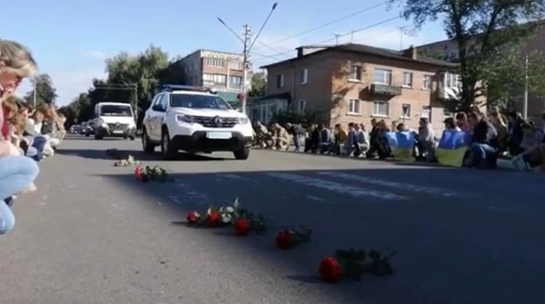 Жителі Гадяччини на колінах зустріли полеглого визволителя Херсонщини Сергія Квашу