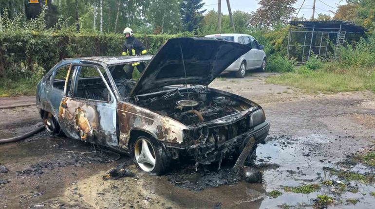 У Бориславі до тла вигорів Opel Kadett. Фото
