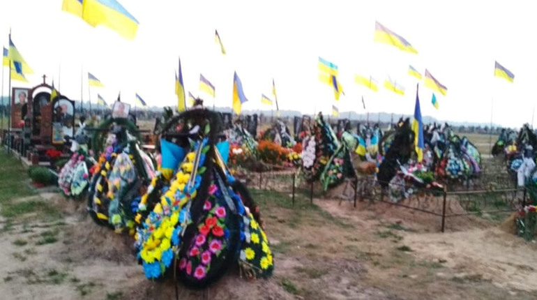 В Чернігові жінка збирала квіти з могил полеглих Героїв та перепродавала їх
