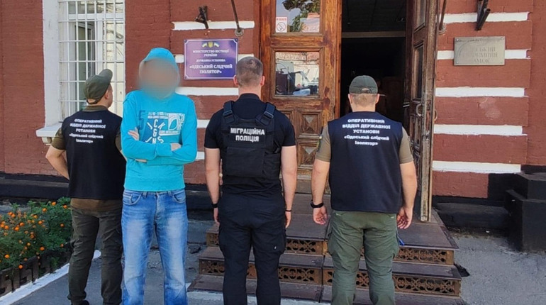 Оформилися як переселенці: в одеському СІЗО група чоловіків отримувала соцвиплати від держави