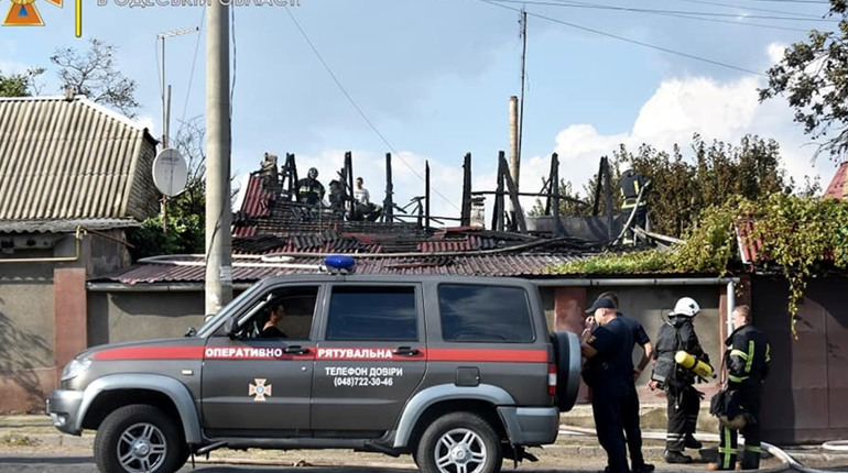 В селі Усатове горів будинок: одну людину госпіталізували з отруєнням