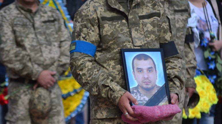 Южноукраїнці попрощалися з солдатом Романом Хоминим. Він боронив Херсонщину. Фото
