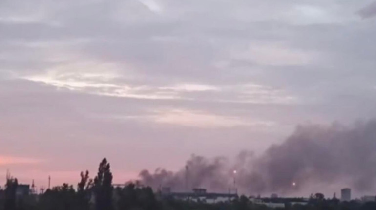 ЗСУ не дає спокою окупантам в Новій Каховці: знищили склад БК та паромну переправу