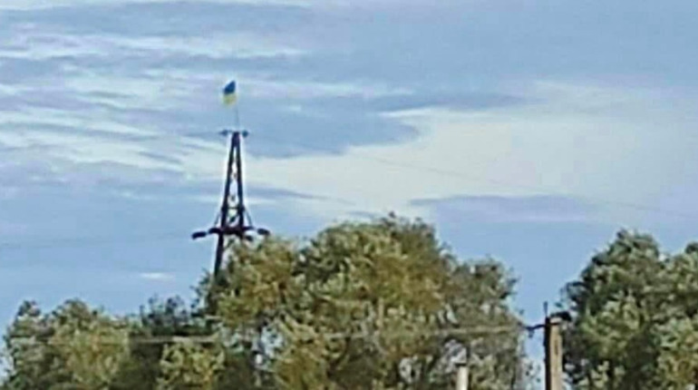 Чекають ЗСУ: в окупованому Піщаному повісили український стяг. Сватове ймовірно звільнять раніше
