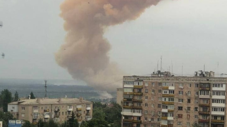 На Сєвєродонецькому “Азоті” окупанти підірвали ємність з кислотою. Де небезпека від жовтої хмари