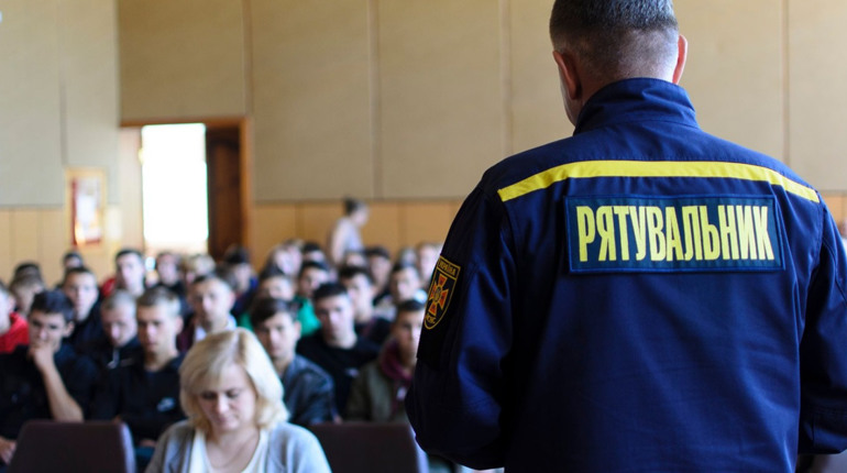 Рятувальники Конотопщини провели для школярів та студентів «Урок з безпеки»: чому саме навчали