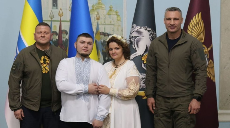 Залужний розписував, а Кличко був свідком: у Києві відіграли незвичне весілля – ТСН