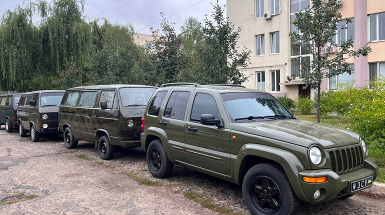 Ще 4 автівки поїдуть з Балти на передову: їх вже відремонтували та пофарбували