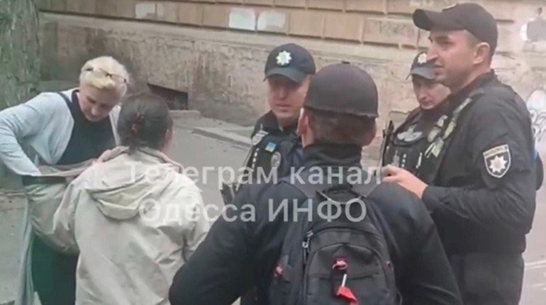 В одеській маршрутці пасажири затримали жінку: схвильовані, що знімала військові об'єкти