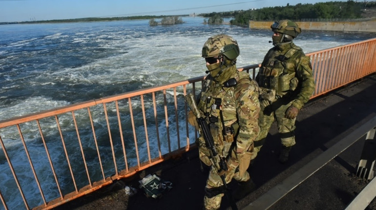 Біля Нової Каховки росіяни шукають нові місця для переправи
