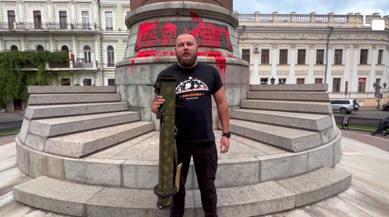 З російським гранатометом в руках: одеський активіст закликав мерію демонтувати пам’ятник Катерині