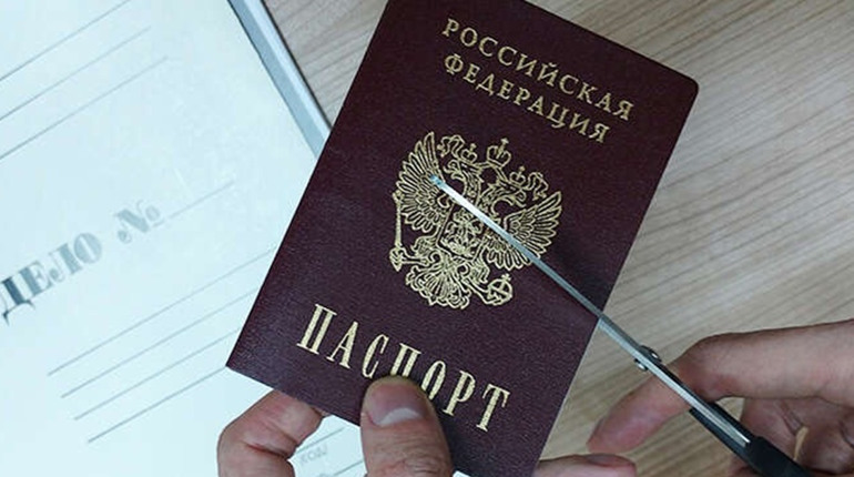 РФ не визнає власних паспортів, виданих у псевдореспубліках. Які проблеми виникли у “нових громадян"