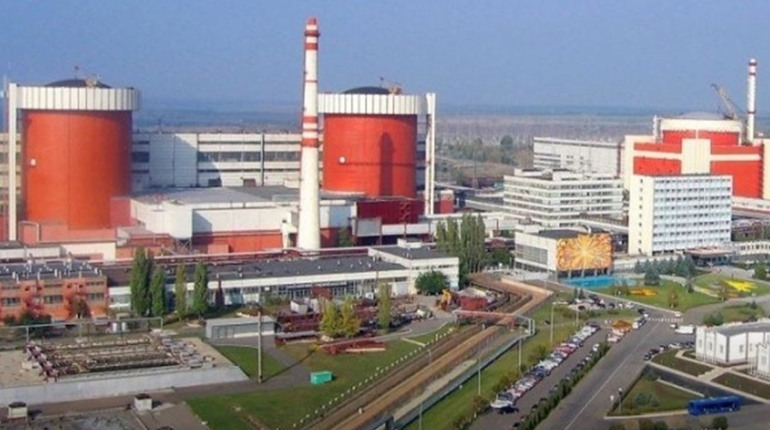 Росіяни обстріляли Південноукраїнську АЕС – ракета впала за 300 метрів від ядерних реакторів
