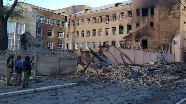 В Кадіївці стався вибух в місцевому палаці культури. Що знаходилося в палаці та на його подвір'ї