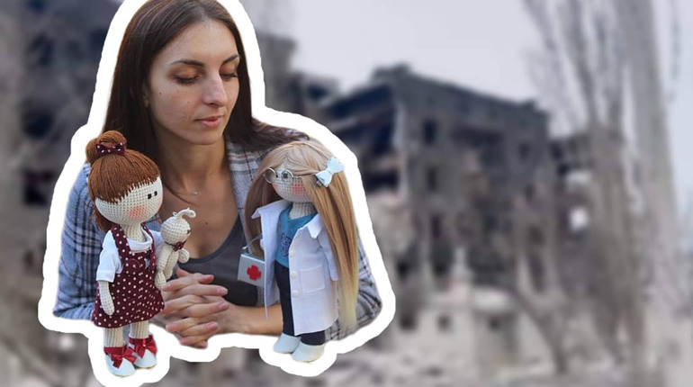"Нас прикривав танк". Як волноваська майстриня виготовляє в’язаних ляльок у Дніпрі після евакуації