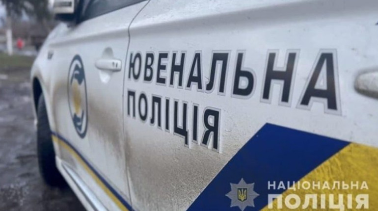 На Чернігівщині 6-річна дитина ходила босоніж біля колій поки батьки пиячили