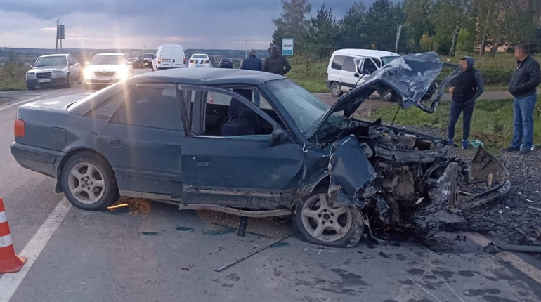 У селі Ясениця-Сільна Citroen зіткнувся з Audi: постраждали четверо людей. Фото