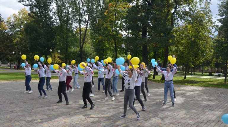 Поетичні читання та патріотичні вірші: гадячани відзначили Міжнародний день миру