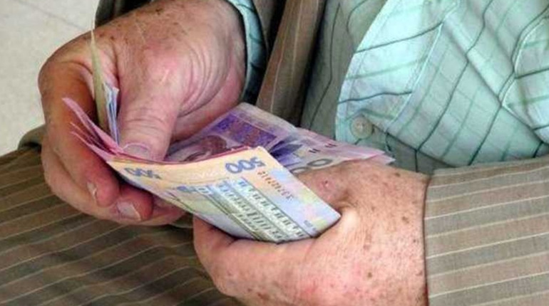 Вигадала історію про ДТП: одеситка ошукала пенсіонерку з Чернівців на 300 тисяч гривень