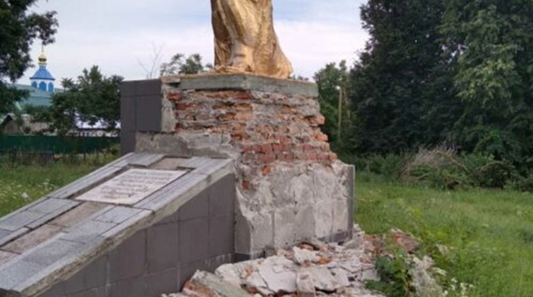 У 1942 тут заживо згоріли люди, а у 2022 по їхній могилі проїхався бтр рашистських окупантів