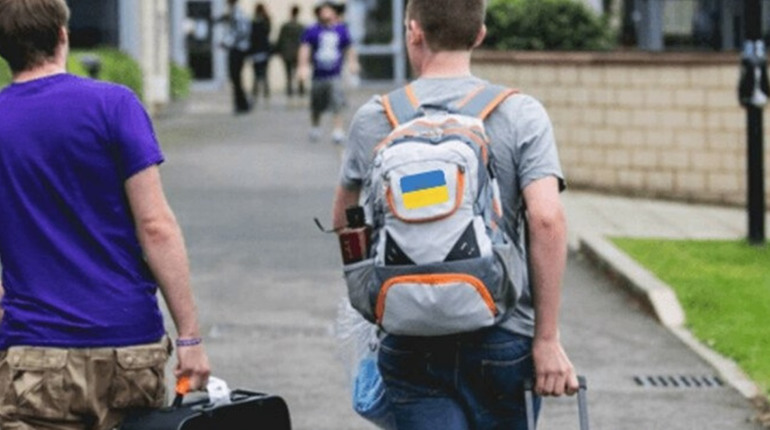 "Задонатив 10 тисяч доларів, а ставлення, мов до лайна". Студентам іноземних вишів заборонили виїзд