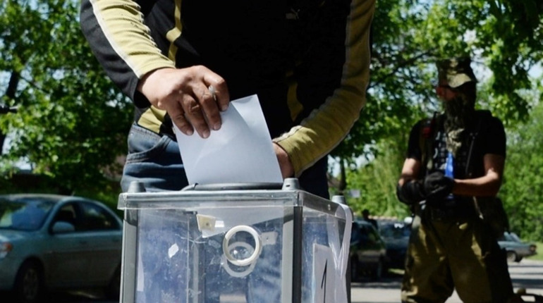 Заборонили виїжджати з міст і обходять квартири. Як окупанти проводять "референдум" на Луганщині