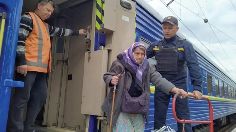 На Донеччині закликають людей до негайної евакуації. Телефони "гарячих ліній"