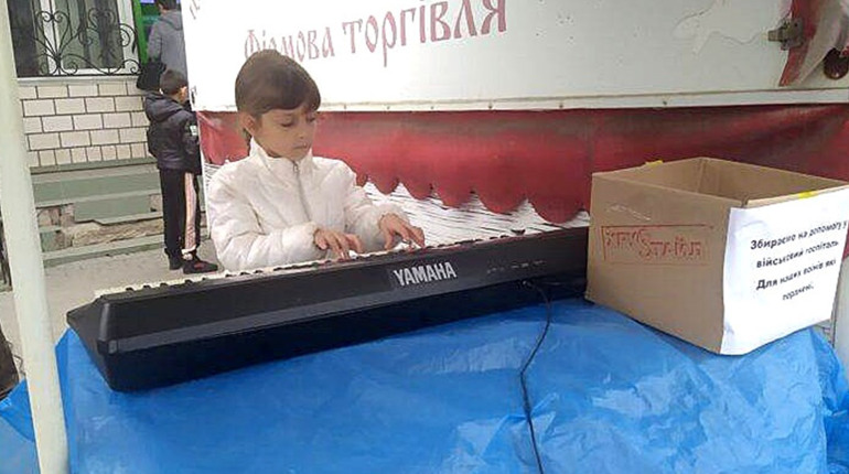 Восьмирічна Марійка щовихідних в Барі на ринковій площі грає на піаніно й збирає гроші на ЗСУ