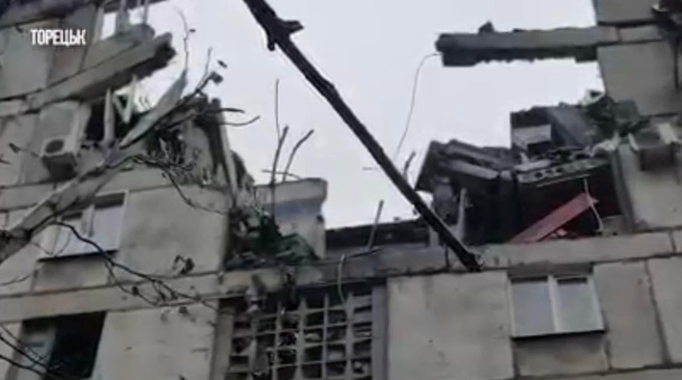У Торецьку розбирають завали дев'ятиповерхівки, в яку окупанти поцілили напередодні