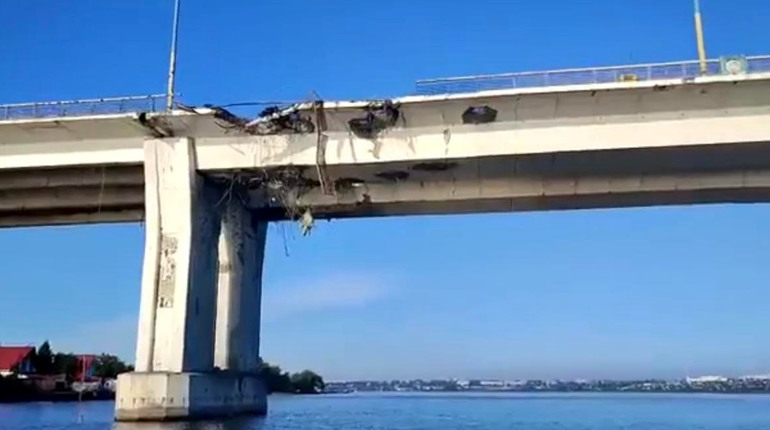 Лише для пішохідних прогулянок: у мережі з'явилися фото і відео зруйнованого Антонівського мосту