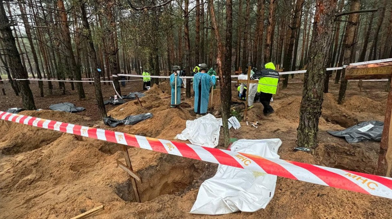 447 загиблих і закатованих: поліція закінчила ексгумацію тіл, які знайшли у лісі в Ізюмі