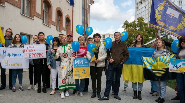"Маріуполь - це Україна": в Одесі маріупольці влаштували акцію проти псевдореферендуму
