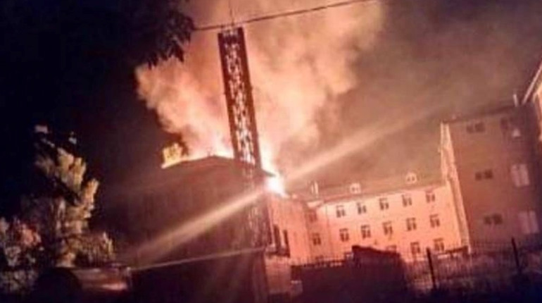 Росіяни знову поцілили у школу в Красногорівці: будівля згоріла