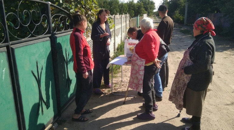 Колаборанти погрожують людям звільненням за неучасть у "референдумі", а дітям влаштували свято