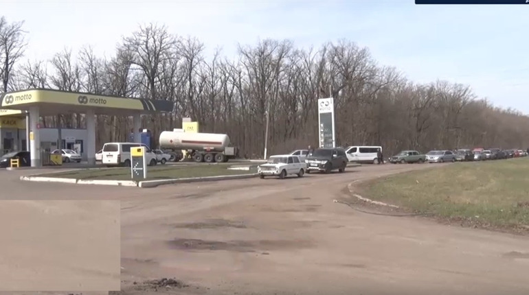 В "днр" проблеми з паливом. Черга за бензином стоїть від Волновахи до Валер'янівки