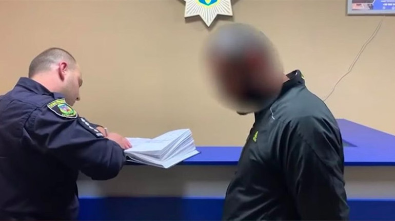 На Київщині чоловік видавав себе за військового, щоб виманити гроші у родичів