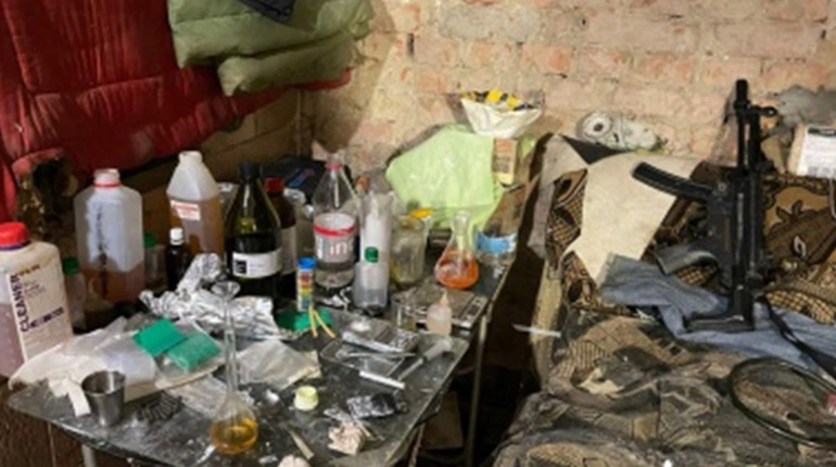 Територія збуту – уся країна: на Буковині ДБР викрило масштабне виробництво амфетаміну