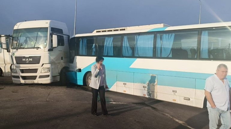 Між Одесою та Южним вантажівка зіткнулася з автобусом, постраждало 17 пасажирів