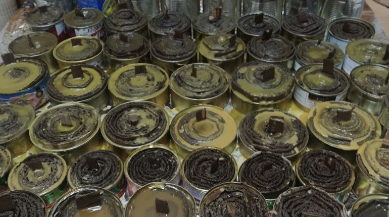 Волонтерка з Южненської громади виготовляє бліндажні свічки для військових