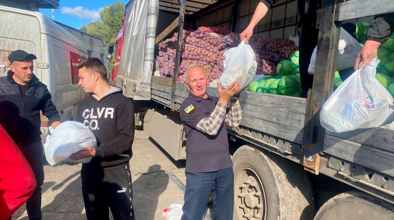Сільський пастор із Сарненського району зібрав цілу колону гуманітарної допомоги