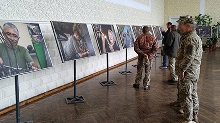 У Чорткові діятиме пересувна фотовиставка «Обличчя логістики ЗСУ»
