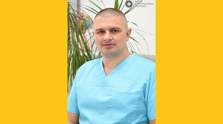 Завідувач травматологічного відділення Чортківської лікарні півтора місяця рятував бійців на фронті