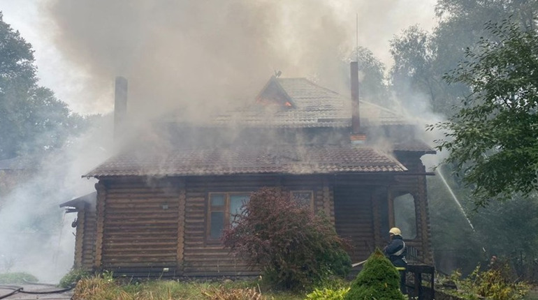 Пожежа біля Десни: горів банно-оздоровчий комплекс