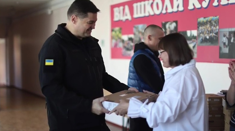Освітяни з 33 громад Херсонщини отримали ноутбуки від компанії Google