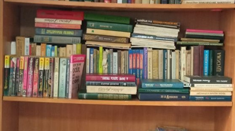 Просять книжки українською: у Жовтих Водах створили міні-бібліотеку для переселенців