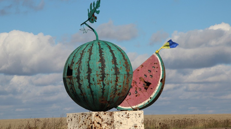 Як пам’ятник кавуну став символом звільнення Херсонщини: поранений, проте – вільний