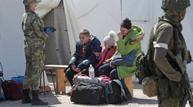 Депортація за футболку з українською символікою: жінку змусили пішки йти до Запоріжжя